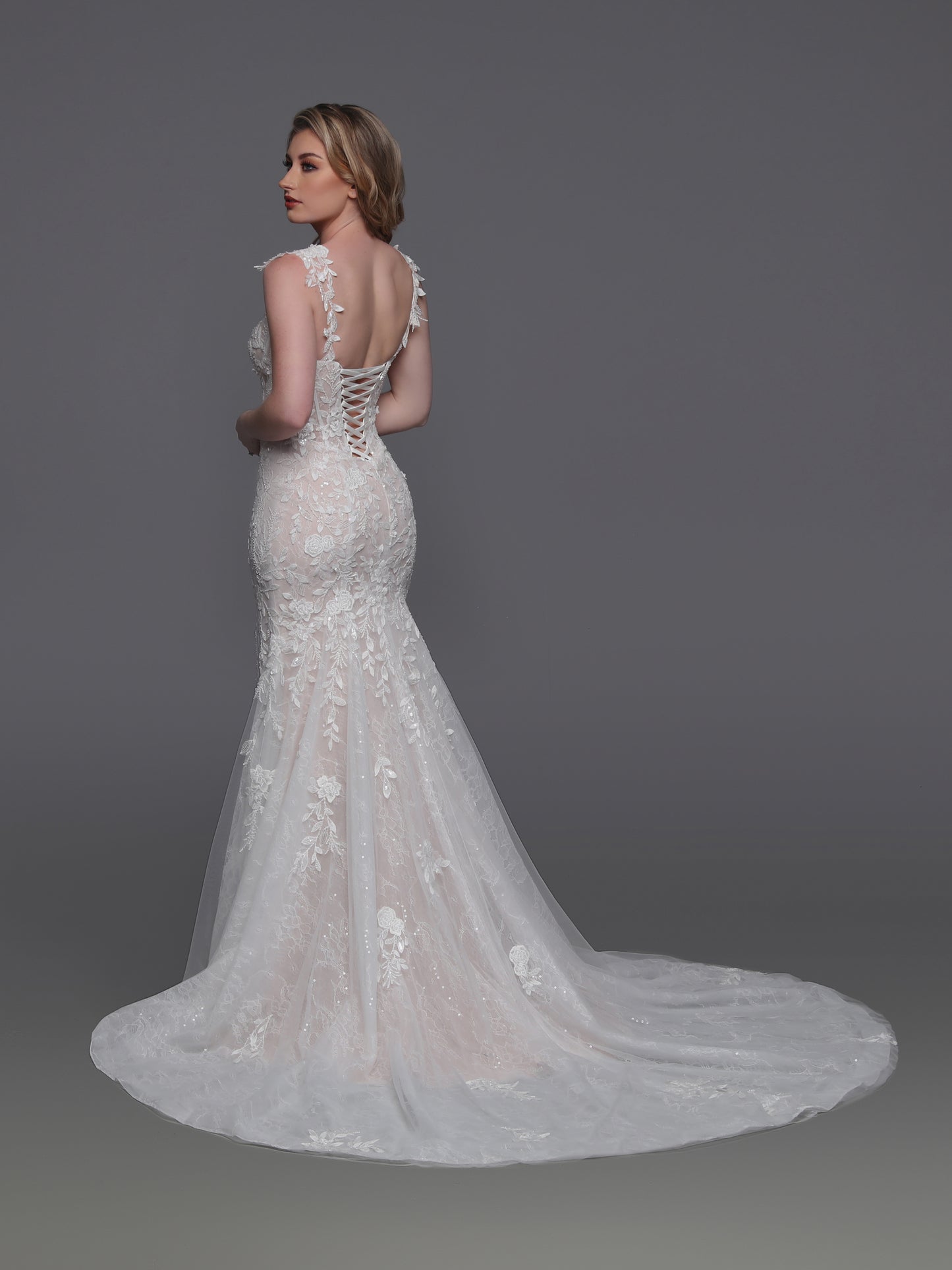 This exquisite Davinci Bridal gown features a delicate ivory nude sheer corset adorned with intricate beaded lace, creating a stunning fit and flare silhouette. Designed to enhance your natural shape, this size 6 wedding dress combines elegance and sophistication, perfect for a bride seeking timeless beauty on her special day.
Fabric: Lace, Tulle
Neckline: Straps, Sweetheart, V-Neck
Silhouette: Fit & Flare, Mermaid
Details: Back Interest, Beading, Buttons, Chapel Train, Corset, L