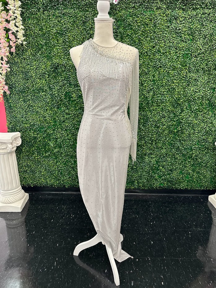 The Johnathan Kayne 2795 Size 4 Crystal Sheer Beaded Fringe Long Sleeve Cocktail Dress is crafted from Satin shimmer fabric and features a sheer beaded fringe design. one long sleeve with fringe and crystal accents. This sophisticated take on a classic dress is sure to delight with its delicate elegance. Asymmetrical skirt. * ONE OF A KIND Size: 4 Color: Silver