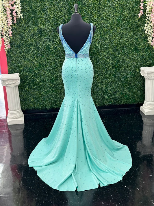 The Johnathan Kayne 2628 is a glamorous pageant dress, crafted from fitted scuba for a sleek and form-flattering effect. The gown features a crystal accented waist line, shoulder straps and v neckline with scattered crystals and glittering accents, making it perfect for special occasions. With its comfortable fit and elegant design, this size 4 dress adds sparkle to any ensemble. Color Block Combo. *Theses are ONE OF A KIND! Size: 4 Color: Aqua/Royal