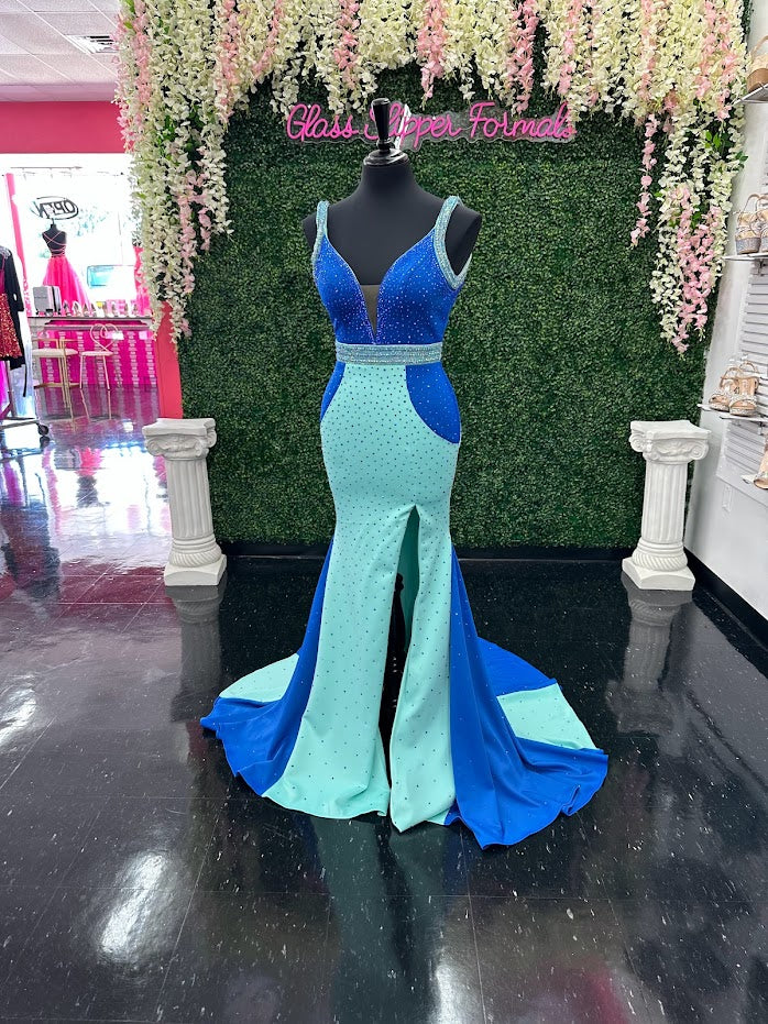 The Johnathan Kayne 2628 is a glamorous pageant dress, crafted from fitted scuba for a sleek and form-flattering effect. The gown features a crystal accented waist line, shoulder straps and v neckline with scattered crystals and glittering accents, making it perfect for special occasions. With its comfortable fit and elegant design, this size 4 dress adds sparkle to any ensemble. Color Block Combo. *Theses are ONE OF A KIND! Size: 4 Color: Royal/Aqua