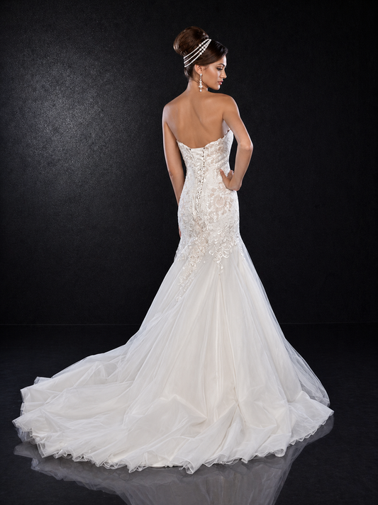 Adagio Bridal W9244 Ivory Size 16 wedding dress lace mermaid bridal
Fabric: LACE/TULLE
Size: 16
Sweetheart neckline fitted lace wedding gown, with a fit and flare tulle skirt and a long train. Wedding Dress Bridal Gown