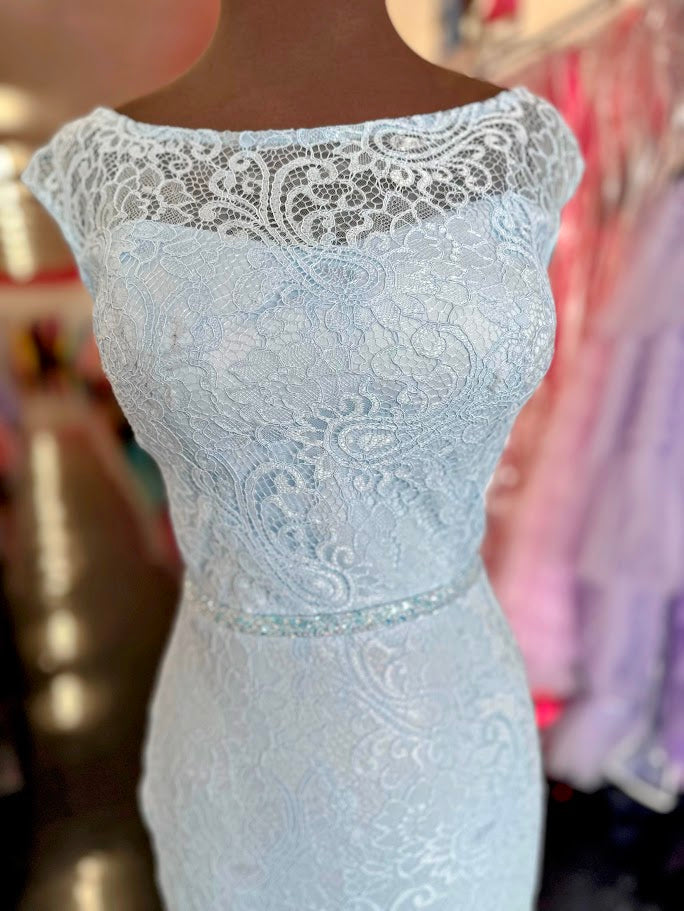 The Nina Canacci MB008 gown in size 4 combines refined craftsmanship with elegant design. Featuring a fitted silhouette crafted from delicate blue lace, this mother-of-the-bride dress offers a sophisticated sheer high neckline and cap sleeves for a polished, formal look. Its tailored fit enhances the figure while maintaining comfort, making it an excellent choice for distinguished occasions where style and grace are paramount.
Size: 4
Color: Blue