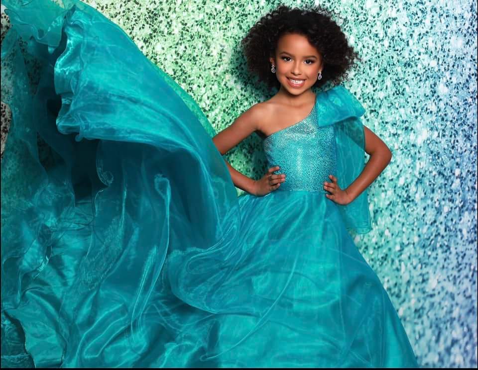 Sugar Kayne C310 Girls One Shoulder Bow A Line Shimmer Pageant Dress Crystal Gown
Go ahead and take a BOW in this lovely one-shoulder organza ballgown. The ombre beaded bodice brings all the dazzle!
Colors:
Orange, Yellow, Blue
Sizes:
2, 4, 6, 8, 10, 12, 14, 16
Fabric Organza, Mesh, Satin Lining