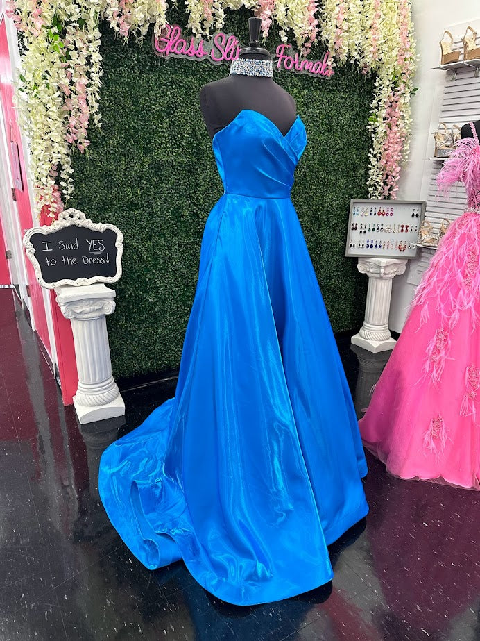 This gorgeous long dress is crafted from beautiful peacock-toned satin and features a sophisticated A-line silhouette along with a crystal choker. With its timeless design, it's perfect for prom, pageants, and other special occasions.  Size: 10  Color: Peacock