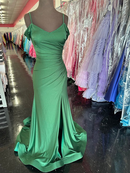 The Nina Canacci 1578 gown is a masterful blend of elegance and modern design. Crafted from fitted emerald jersey fabric, it contours the body with precision. The off-the-shoulder neckline highlights the collarbone, while the ruched detailing adds texture and sophistication. A slit enhances mobility and allure, complemented by a graceful train that elevates the gown’s formal appeal. Ideal for upscale events, this dress combines comfort with striking style for a confident, polished look.

Size: 4

Color: Eme