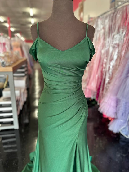 The Nina Canacci 1578 gown is a masterful blend of elegance and modern design. Crafted from fitted emerald jersey fabric, it contours the body with precision. The off-the-shoulder neckline highlights the collarbone, while the ruched detailing adds texture and sophistication. A slit enhances mobility and allure, complemented by a graceful train that elevates the gown’s formal appeal. Ideal for upscale events, this dress combines comfort with striking style for a confident, polished look.

Size: 4

Color: Eme