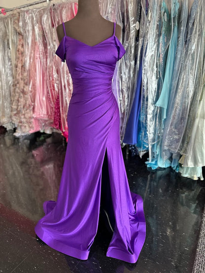 The Nina Canacci 1578 gown is a masterful blend of elegance and modern design. Crafted from fitted emerald jersey fabric, it contours the body with precision. The off-the-shoulder neckline highlights the collarbone, while the ruched detailing adds texture and sophistication. A slit enhances mobility and allure, complemented by a graceful train that elevates the gown’s formal appeal. Ideal for upscale events, this dress combines comfort with striking style for a confident, polished look.

Size: 4

Color: Pur