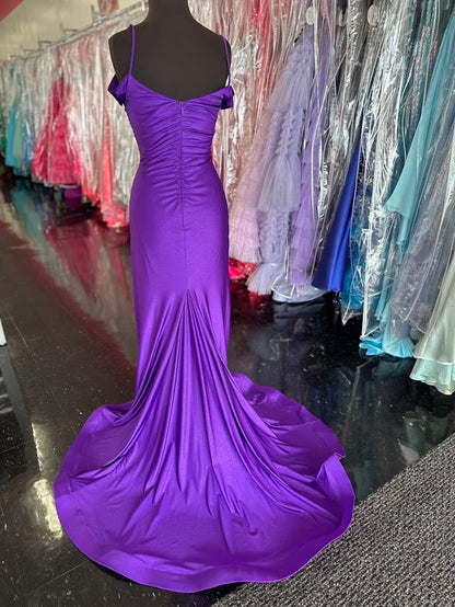 The Nina Canacci 1578 gown is a masterful blend of elegance and modern design. Crafted from fitted emerald jersey fabric, it contours the body with precision. The off-the-shoulder neckline highlights the collarbone, while the ruched detailing adds texture and sophistication. A slit enhances mobility and allure, complemented by a graceful train that elevates the gown’s formal appeal. Ideal for upscale events, this dress combines comfort with striking style for a confident, polished look.

Size: 4

Color: Pur