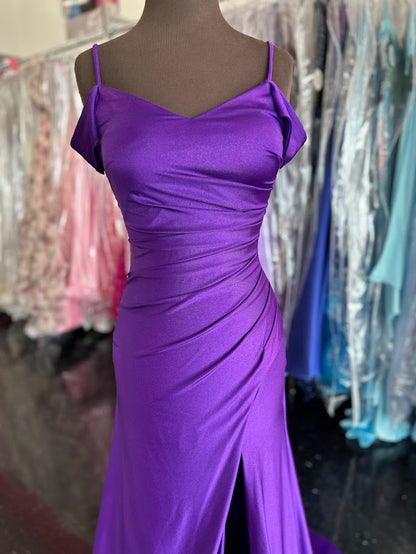 The Nina Canacci 1578 gown is a masterful blend of elegance and modern design. Crafted from fitted emerald jersey fabric, it contours the body with precision. The off-the-shoulder neckline highlights the collarbone, while the ruched detailing adds texture and sophistication. A slit enhances mobility and allure, complemented by a graceful train that elevates the gown’s formal appeal. Ideal for upscale events, this dress combines comfort with striking style for a confident, polished look.

Size: 4

Color: Pur