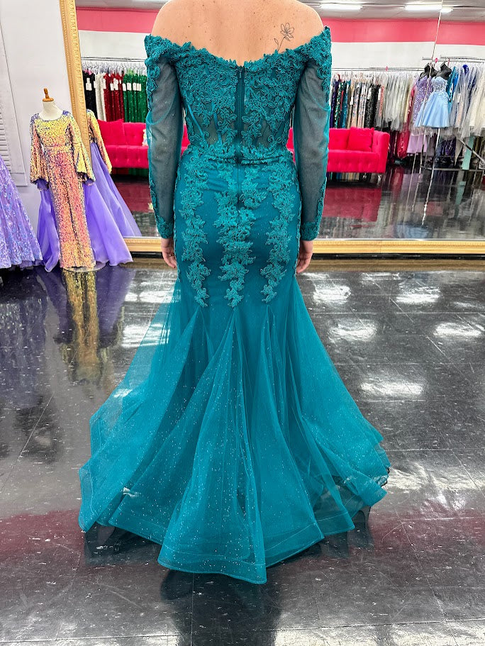 Elevate your evening elegance with the Nina Canacci 1593, a size 4 burgundy shimmer lace mermaid dress. Featuring a flattering corset bodice and long sleeves, this gown beautifully contours the silhouette while offering refined sophistication. Perfect for mothers of the bride or special formal occasions, its intricate lace and subtle shimmer create a timeless, graceful look. Off the shoulder

Size: 4

Color: Teal