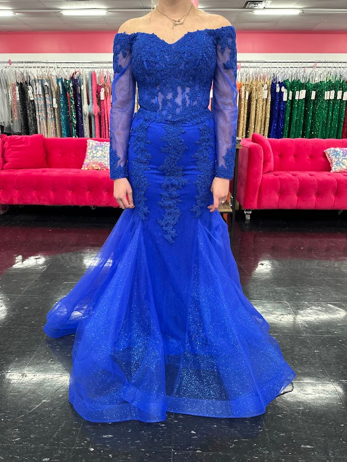 Elevate your evening elegance with the Nina Canacci 1593, a size 4 burgundy shimmer lace mermaid dress. Featuring a flattering corset bodice and long sleeves, this gown beautifully contours the silhouette while offering refined sophistication. Perfect for mothers of the bride or special formal occasions, its intricate lace and subtle shimmer create a timeless, graceful look. Off the shoulder

Size: 4

Color: Royal