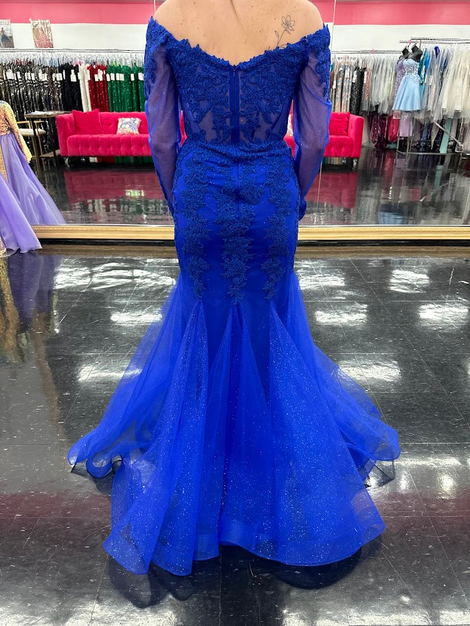 Elevate your evening elegance with the Nina Canacci 1593, a size 4 burgundy shimmer lace mermaid dress. Featuring a flattering corset bodice and long sleeves, this gown beautifully contours the silhouette while offering refined sophistication. Perfect for mothers of the bride or special formal occasions, its intricate lace and subtle shimmer create a timeless, graceful look. Off the shoulder

Size: 4

Color: Royal