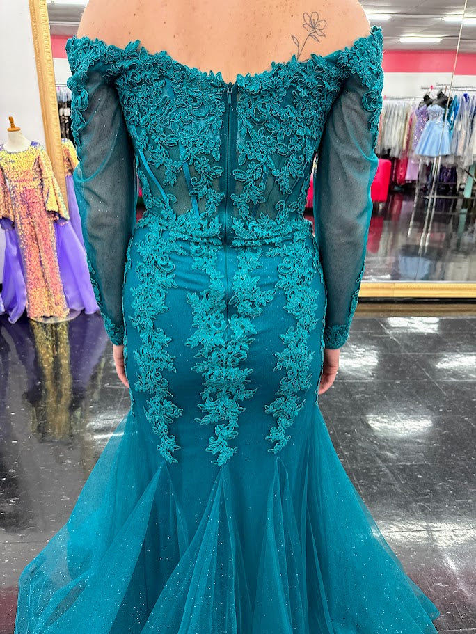 Elevate your evening elegance with the Nina Canacci 1593, a size 4 burgundy shimmer lace mermaid dress. Featuring a flattering corset bodice and long sleeves, this gown beautifully contours the silhouette while offering refined sophistication. Perfect for mothers of the bride or special formal occasions, its intricate lace and subtle shimmer create a timeless, graceful look. Off the shoulder

Size: 4

Color: Teal