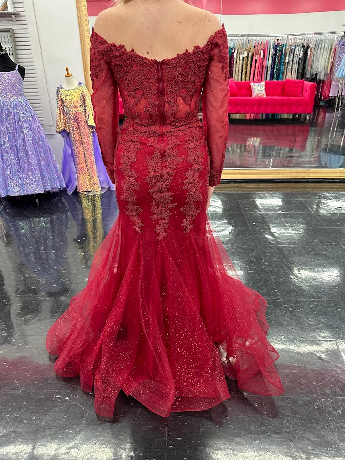 Elevate your evening elegance with the Nina Canacci 1593, a size 4 burgundy shimmer lace mermaid dress. Featuring a flattering corset bodice and long sleeves, this gown beautifully contours the silhouette while offering refined sophistication. Perfect for mothers of the bride or special formal occasions, its intricate lace and subtle shimmer create a timeless, graceful look. Off the shoulder

Size: 4

Color: Burgundy