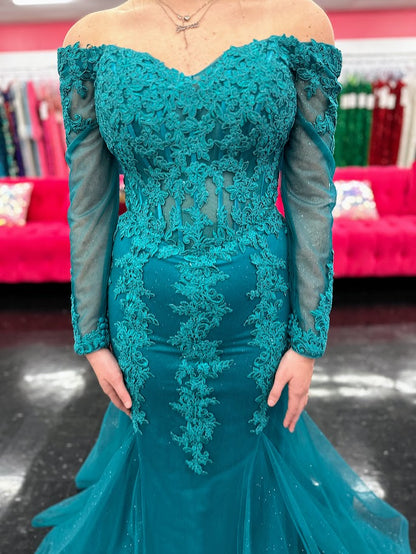 Elevate your evening elegance with the Nina Canacci 1593, a size 4 burgundy shimmer lace mermaid dress. Featuring a flattering corset bodice and long sleeves, this gown beautifully contours the silhouette while offering refined sophistication. Perfect for mothers of the bride or special formal occasions, its intricate lace and subtle shimmer create a timeless, graceful look. Off the shoulder

Size: 4

Color: Teal