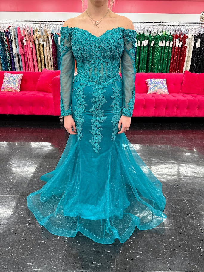 Elevate your evening elegance with the Nina Canacci 1593, a size 4 burgundy shimmer lace mermaid dress. Featuring a flattering corset bodice and long sleeves, this gown beautifully contours the silhouette while offering refined sophistication. Perfect for mothers of the bride or special formal occasions, its intricate lace and subtle shimmer create a timeless, graceful look. Off the shoulder

Size: 4

Color: Teal