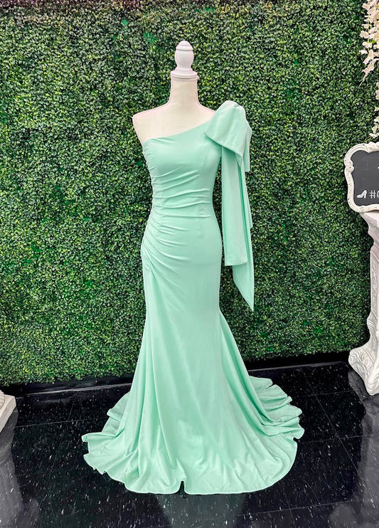 <p data-mce-fragment="1">Be the belle of the ball in this gorgeous Johnathan Kayne one-shoulder dress! The luscious long crepe gently cascades to the floor, while the detachable bow adds an ultra-flattering look. Get that perfect mix of elegant and modern - this is the showstopper you need!</p> <p data-mce-fragment="1">Size 4</p> <p data-mce-fragment="1">Color: Mint</p>