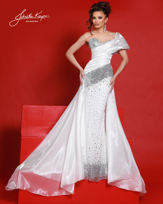 Designer: Johnathan Kayne — Style 3243
Style 3243 is a flowy Johnathan Kayne long prom dress crafted from lightweight special occasion fabrics for beautiful movement. The skirt glides effortlessly with every step, creating an elegant pageant dress silhouette that photographs beautifully and stands out on stage or on the dance floor.

Sizes: 000, 00, 0, 2, 4, 6, 8, 10, 12, 14, 16
Colors: Black, Cherry, Ice Blue, White