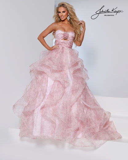 Designer: Johnathan Kayne — Style 3271
Style 3271 is a flowy Johnathan Kayne long prom dress crafted from lightweight special occasion fabrics for beautiful movement. The skirt glides effortlessly with every step, creating an elegant pageant dress silhouette that photographs beautifully and stands out on stage or on the dance floor.

Sizes: 000, 00, 0, 2, 4, 6, 8, 10, 12, 14, 16
Colors: Blush, Sky Blue, Yellow