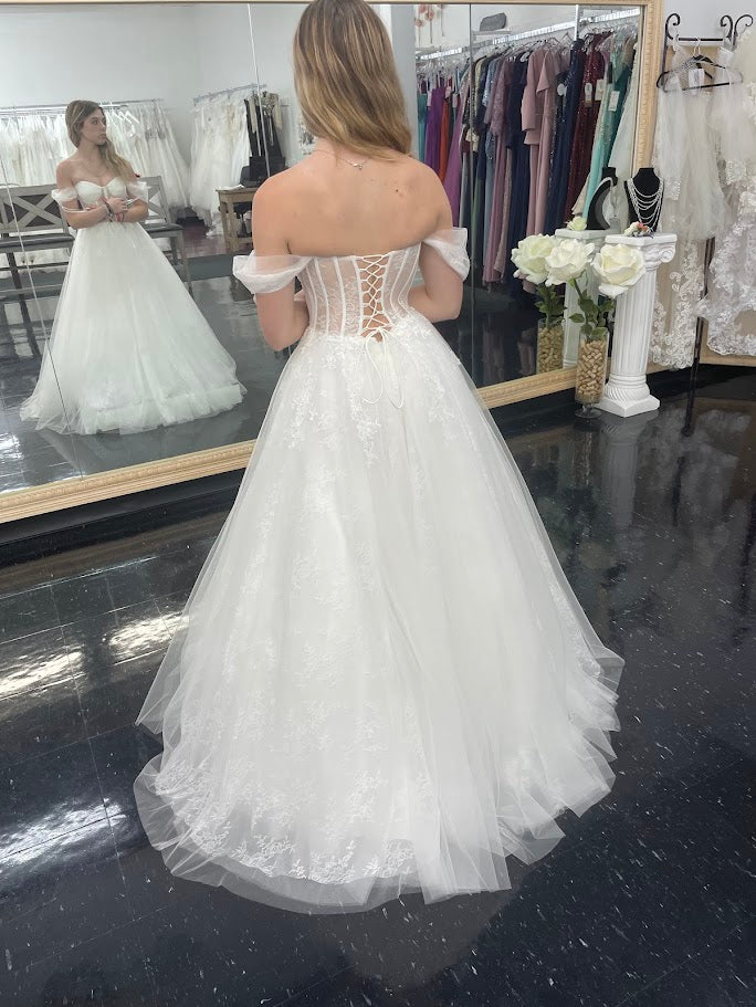 Colors Dress 3240 Size 4,16,20 Off White Bridal Wedding Dress Long Lac Glass Slipper Formals Colors Dress 3240 Size 4,16,20 Off White Bridal Wedding Dress Long Lac Glass Slipper Formals