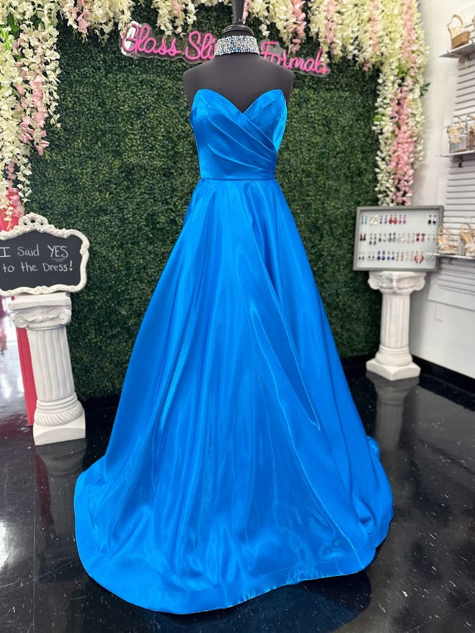 This gorgeous long dress is crafted from beautiful peacock-toned satin and features a sophisticated A-line silhouette along with a crystal choker. With its timeless design, it's perfect for prom, pageants, and other special occasions.  Size: 10  Color: Peacock