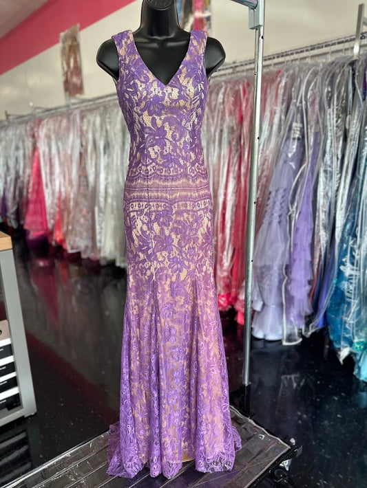Envious Couture 15171 is a Long Lace Evening Gown Featuring a V neck and wide straps with cap sleeves with crystal embellishments. Low open back design with embellished edges. Elegance at its best! Great prom dress, military ball gown or evening gown.&nbsp;

Size 00

Color: Royal (Purple)