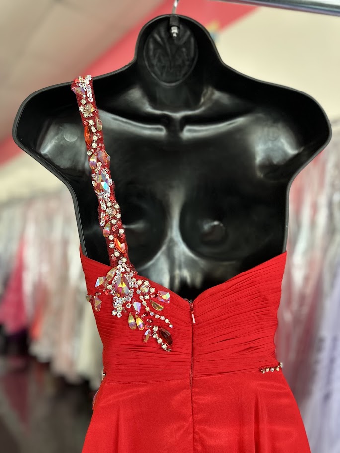 Precious Formals Glam Gurlz style S 53012 is a flowy chiffon prom gown with sweetheart neckline and hand beaded one shoulder crystal strap and elaborate hand beaded detailed waistline pageant dress.&nbsp;

Fanciful detailing, expressive colors, and a great price make Glam Gurlz dresses a perfect fit for any special occasion.

Available Color: Red

Available Size: 0