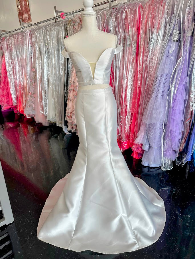 Jovani JVN58068 white size 2&nbsp;Prom Dress Pageant Gown JVN 58068

Off the shoulder sleeve mermaid gown, two piece prom dress

White Size 2