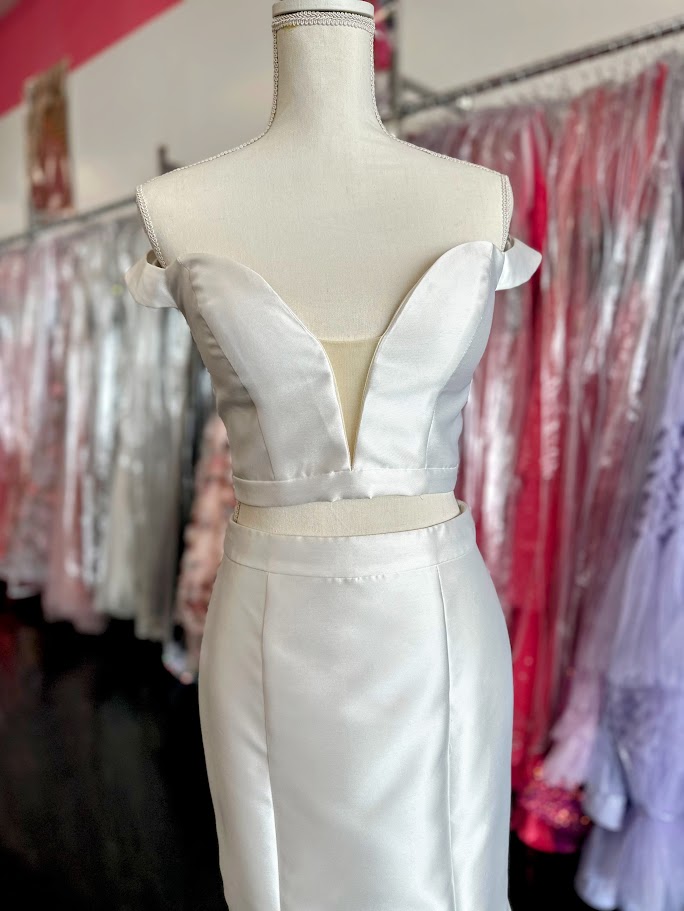 Jovani JVN58068 white size 2&nbsp;Prom Dress Pageant Gown JVN 58068

Off the shoulder sleeve mermaid gown, two piece prom dress

White Size 2