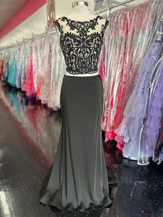 Jolene Collection 69081 Long two piece sheer lace embellished high neckline. prom dress formal evening gown

The fabric in this style is Silky Crepe

BLACK/NUDE - Size 10 - Two Piece Gown