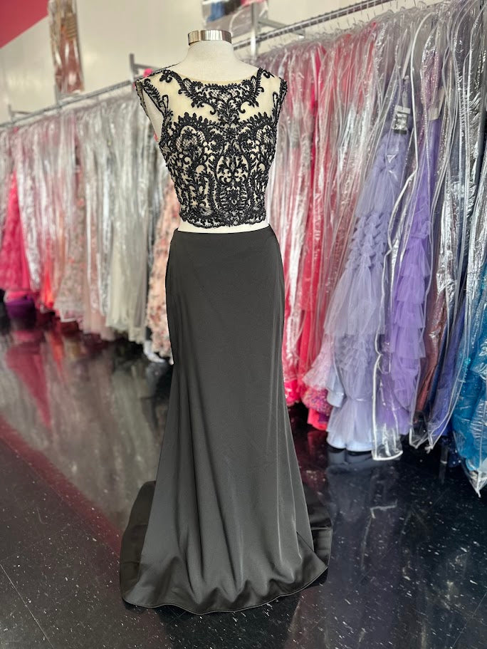 Jolene Collection 69081 Long two piece sheer lace embellished high neckline. prom dress formal evening gown

The fabric in this style is Silky Crepe

BLACK/NUDE - Size 10 - Two Piece Gown
