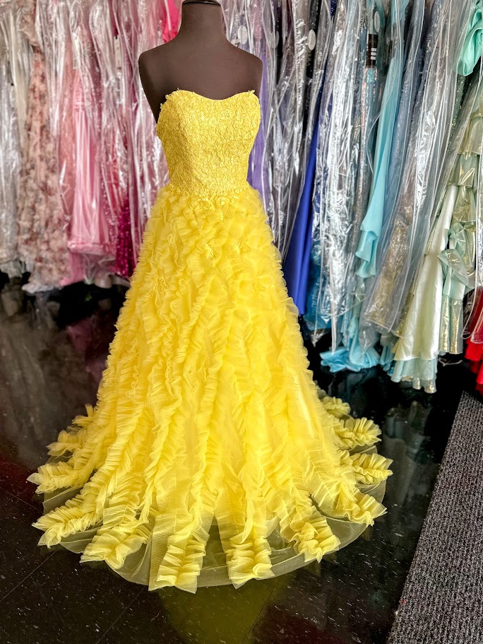 Elevate your formal occasion with this Johnathan Kayne gown, featuring a delicate yellow lace bodice that exudes elegance. The pleated ruffle A-line skirt adds graceful movement, while the cut-out back detail offers a modern, sophisticated touch. Designed in size 4, this ballgown combines classic charm with contemporary style for a stunning, memorable look.

Size: 4

Color: Yellow