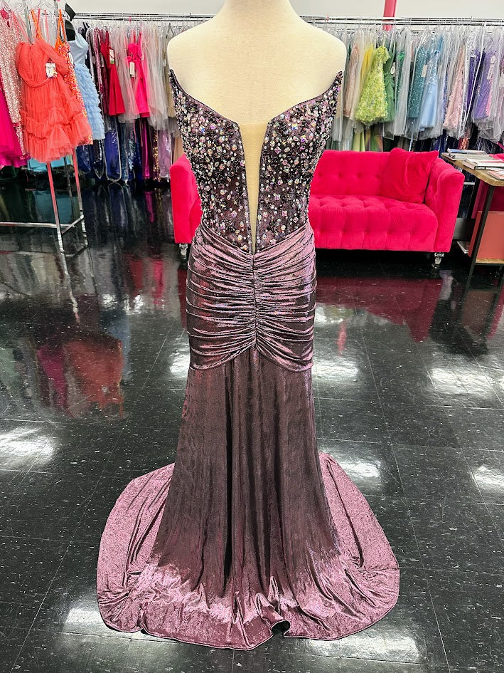 Experience true radiance and allure in our Jovani D5055 Long Ruched V Neck Shimmer Prom Dress. With a stunning V-neckline and shimmering fabric, this formal evening gown will make you stand out at any event. The ruched detailing adds a touch of sophistication, while the long silhouette elongates your figure. Elevate your wardrobe with this exclusive and luxurious piece.&nbsp;

Sizes: 12

Colors: Purple