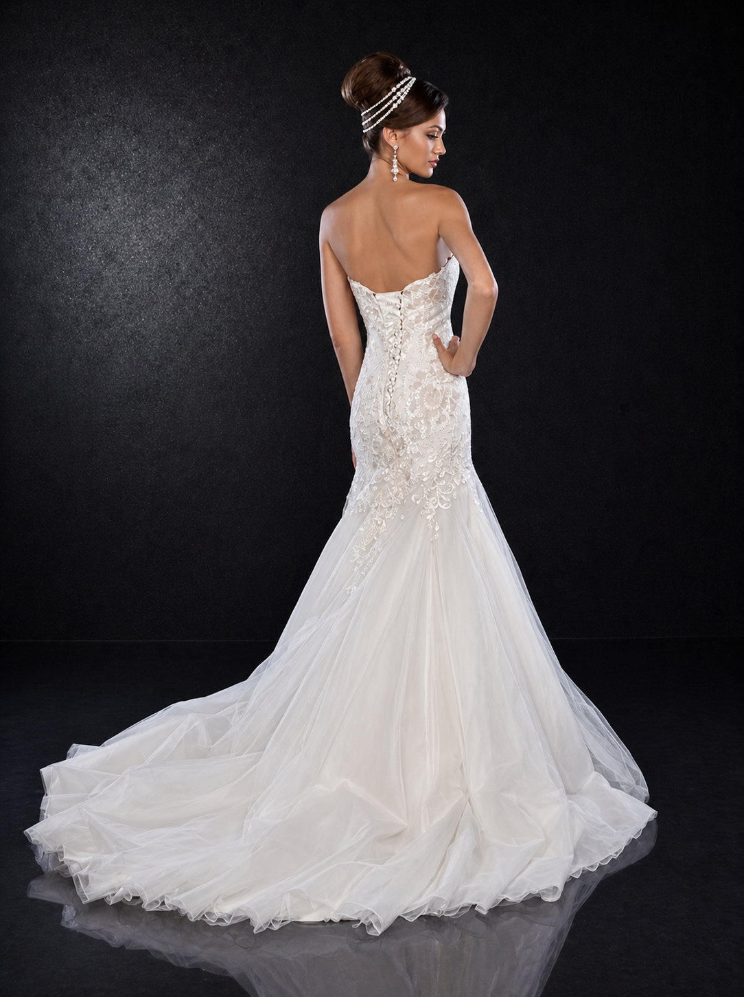 Adagio Bridal W9244 Ivory Size 16 wedding dress lace mermaid bridal

Fabric:&nbsp;LACE/TULLE

Size: 16

Sweetheart neckline fitted lace wedding gown, with a fit and flare tulle skirt and a long train.&nbsp;Wedding Dress Bridal Gown