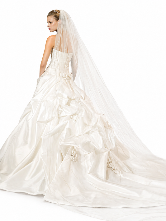 Pronovias San Patrick Capri Bridal Gown Wedding Dress

Strapless Torino taffeta gown with a pick up skirt and a modified sweetheart neckline.

Available in&nbsp;Size 10 Off White