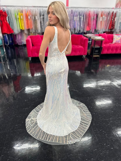 This elegant Nox Anabel Q1254 prom dress in size 4 features a fitted silhouette adorned with shimmering sequins for a striking effect. The long white gown is enhanced by delicate beadwork and a flattering V-neckline, combining sophistication with a touch of glamour—ideal for formal occasions where refined style is essential.

Size: 4

Color: White