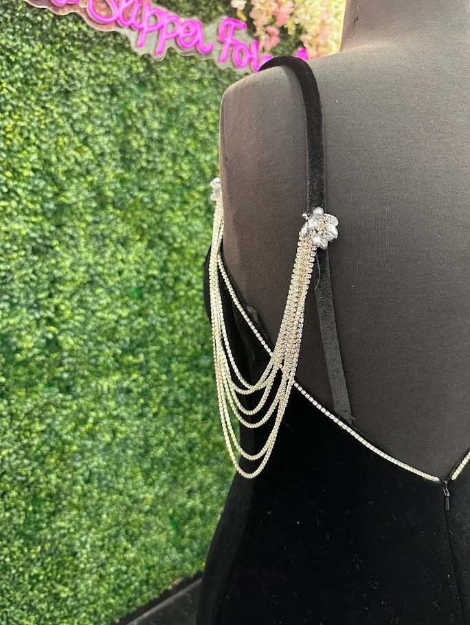 This Johnathan Kayne 2706 gown features a long fitted velvet silhouette with a pleated mermaid skirt and elegant train, designed to enhance your figure with sophisticated flair. The off-the-shoulder sleeves are adorned with a detachable crystal fringe tassel, adding a touch of sparkle and versatility. Perfect for pageants or formal events, This velvet dress combines classic elegance with modern detailing for a standout look.

Size: 4

Color: Black/White