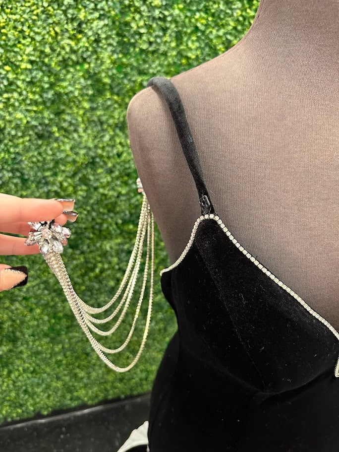 This Johnathan Kayne 2706 gown features a long fitted velvet silhouette with a pleated mermaid skirt and elegant train, designed to enhance your figure with sophisticated flair. The off-the-shoulder sleeves are adorned with a detachable crystal fringe tassel, adding a touch of sparkle and versatility. Perfect for pageants or formal events, This velvet dress combines classic elegance with modern detailing for a standout look.

Size: 4

Color: Black/White