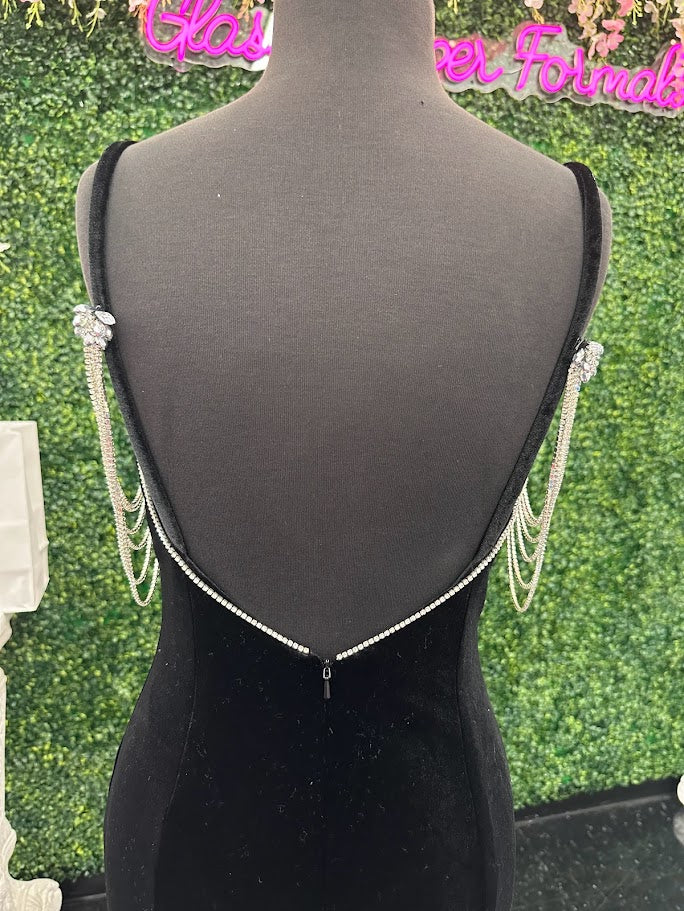 This Johnathan Kayne 2706 gown features a long fitted velvet silhouette with a pleated mermaid skirt and elegant train, designed to enhance your figure with sophisticated flair. The off-the-shoulder sleeves are adorned with a detachable crystal fringe tassel, adding a touch of sparkle and versatility. Perfect for pageants or formal events, This velvet dress combines classic elegance with modern detailing for a standout look.

Size: 4

Color: Black/White