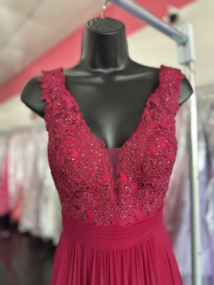 JVN67724&nbsp;&nbsp;embellished prom dress with a plunging mesh insert neckline, sleeveless fitted bodice, and v-shaped back, floor-length pleated skirt. Prom Dress Pageant Gown Bridesmaids dress&nbsp;&nbsp;


Available Colors: magenta
Available Sizes:0,&nbsp; 00
Closure: Invisible Back Zipper. Hook and Eye Closure.

Fit: The Model is 5'9" Wearing 3" Heels.
Neckline: Plunging
Waistline: Natural
JVN 67724
