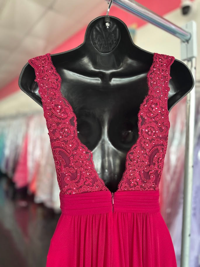 JVN67724&nbsp;&nbsp;embellished prom dress with a plunging mesh insert neckline, sleeveless fitted bodice, and v-shaped back, floor-length pleated skirt. Prom Dress Pageant Gown Bridesmaids dress&nbsp;&nbsp;


Available Colors: magenta
Available Sizes:0,&nbsp; 00
Closure: Invisible Back Zipper. Hook and Eye Closure.

Fit: The Model is 5'9" Wearing 3" Heels.
Neckline: Plunging
Waistline: Natural
JVN 67724
