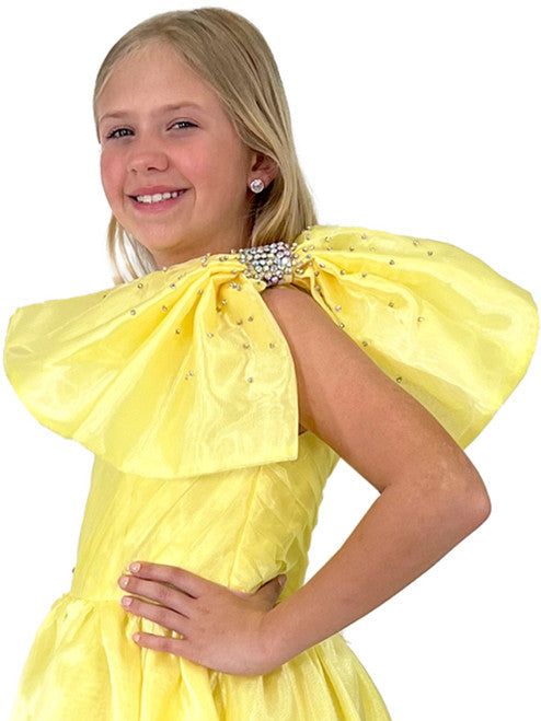 This stunning Marc Defang 5104 Detachable Oversize Pageant Bow Crystal Accessory shimmer Organza is sure to wow with its 18.5" wide dimensions and dazzling crystal accents. Perfect for any event or occasion, you can look effortlessly stunning with the perfect touch of sparkle. Add to spice up any Gown for Stage or Appearances!  Colors: Hot Pink, Royal Blue, Black, White, Aqua, Pink, Yellow, Red, Neon Green  *Choose ANY color from swatch chart 25-30 days production! Message us!