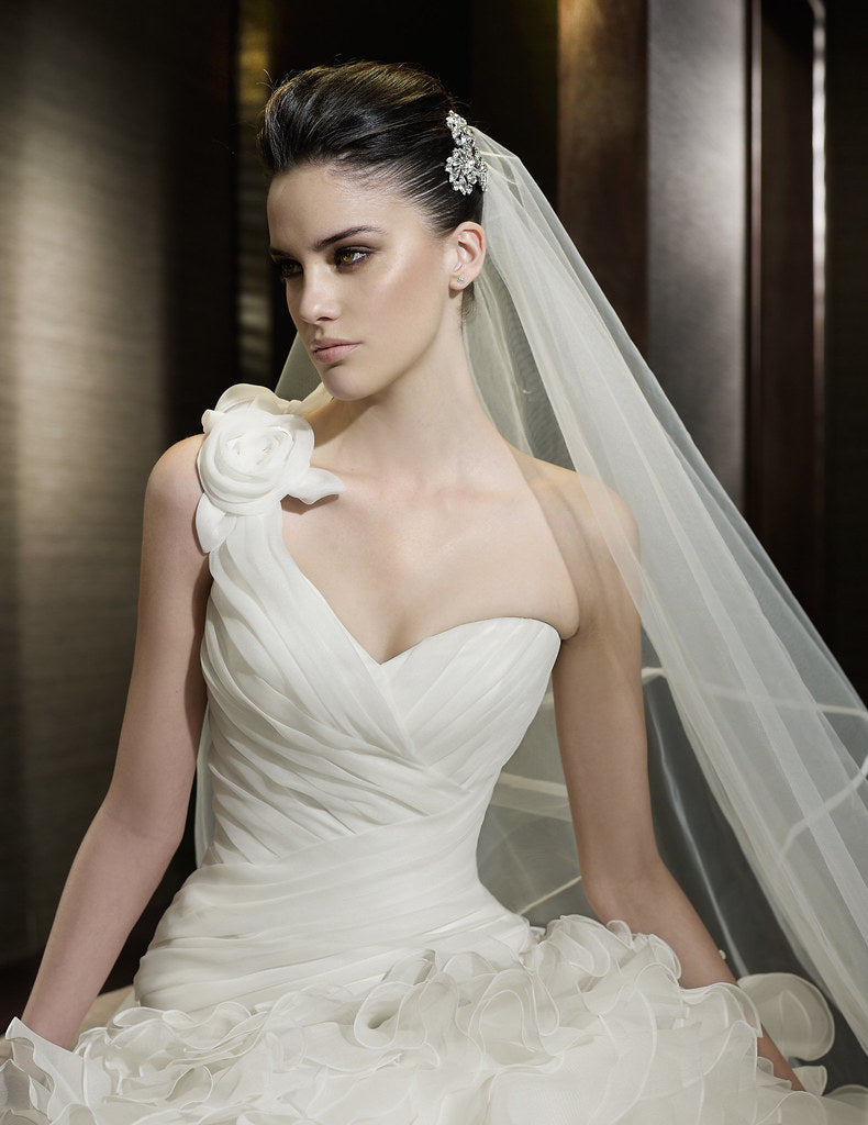 one shoulder wedding dress with veil Chic White One-Shoulder Sleeveless Sweep Train Ball Gown Long Satin Wedding Dresses With 3D Flowers