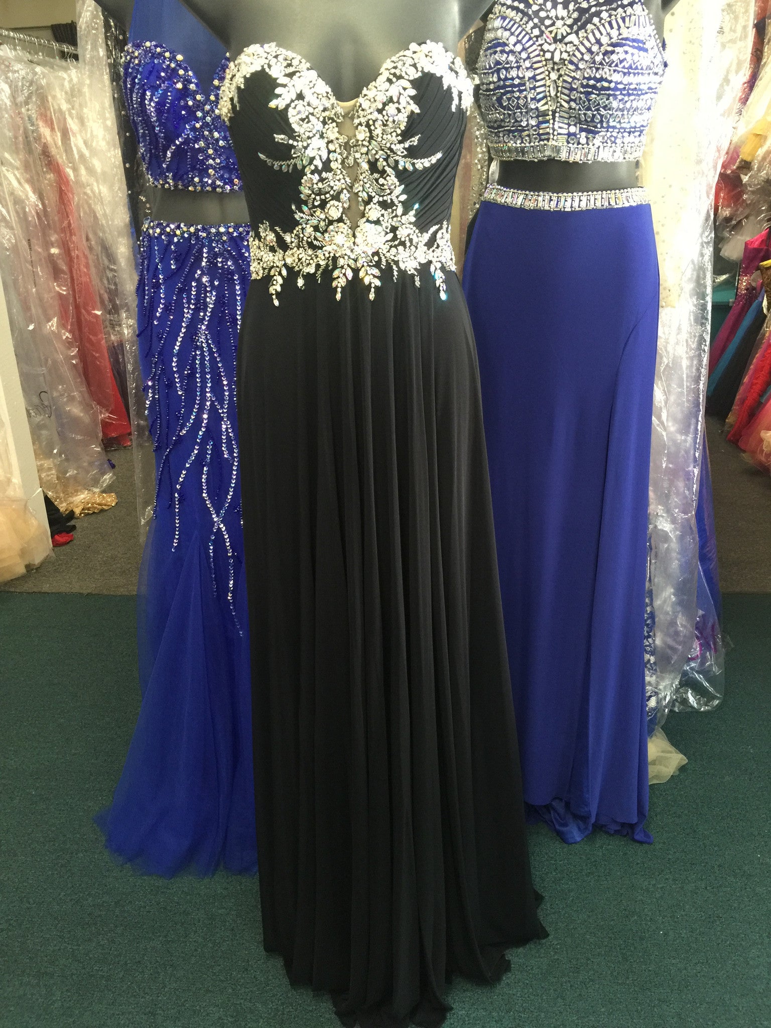 JVN by Jovani JVN33470 in size 0 black, crystal adorned bodice  sweetheart neckline and flowy long skirt prom dress pageant gown evening gown. 