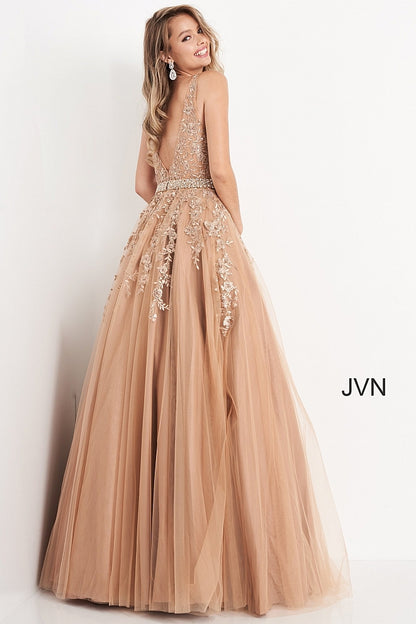 Jovani JVN 00925 is a Stunning Tulle Prom Dress Ballgown with a Plunging neckline And Crystal Waistband. Embellished Lace Bodice &amp; Tulle Skirt with appliques spilling onto the long skirt. Beautiful Evening Gown! JVN00925

Size 4

Gold