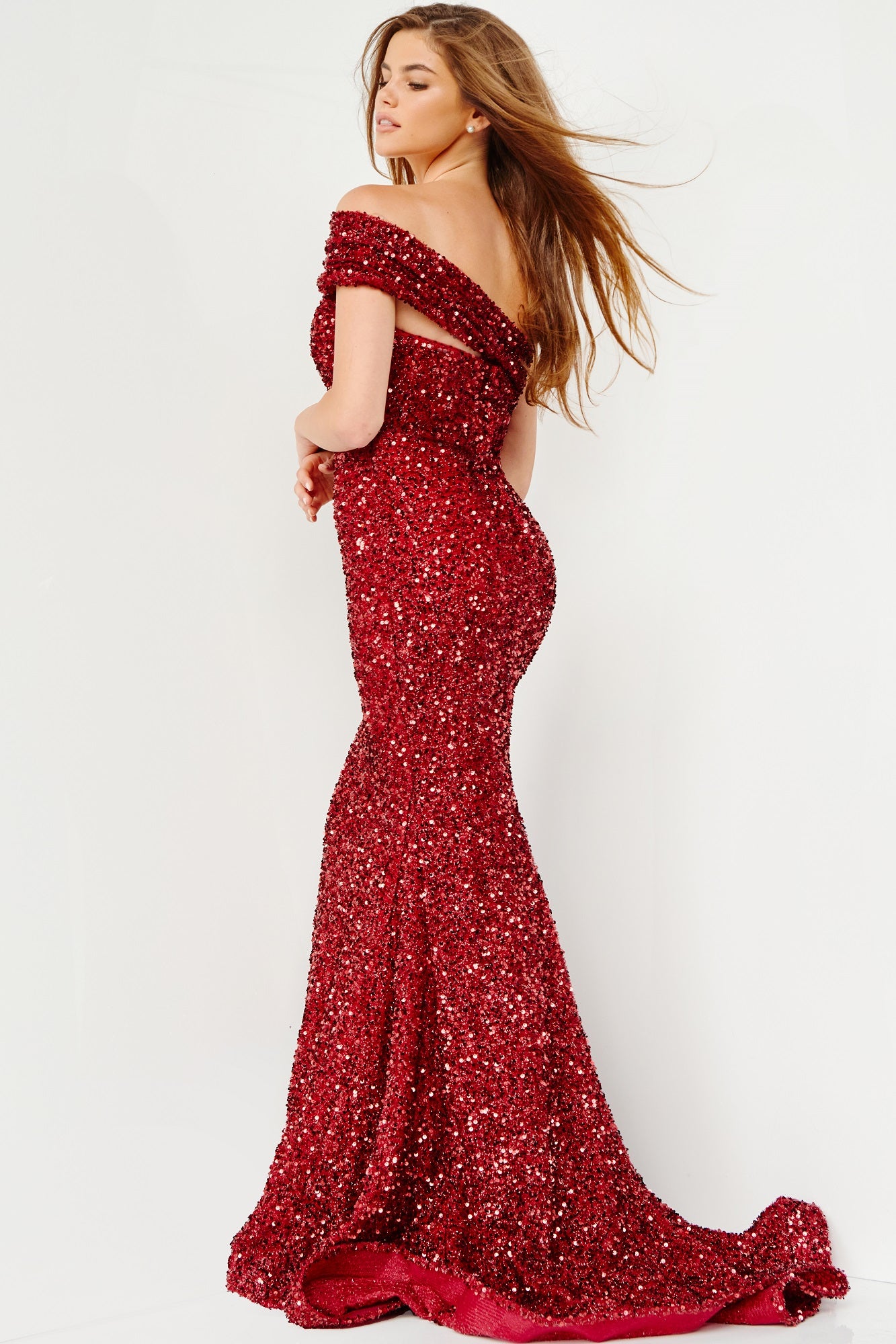 JVN23116 by Jovani features an alluring one-shoulder silhouette, a shimmering sequin exterior and an elegant sweeping train - making it the perfect dress for a prom, pageant or evening event.