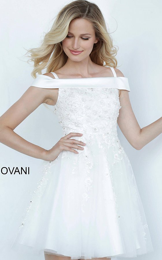 Jovani Kids k00361 is a Girls Party Dress, Kids Pageant Gown, Flower Girls Dress & Pre Teen Formal Evening Wear gown. This Girls Short Formal Dress Features an Illusion Off the shoulder sleeve with a regular strap as well. Crystal Embellished Floral Lace Applique that cascades into the tulle flared short skirt.