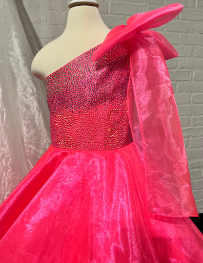 Sugar Kayne C310 Girls and Preteens One Shoulder bodice with a Bow on the shoulder A Line Shimmer Pageant Dress Crystal Gown&nbsp;
Go ahead and take a BOW in this lovely one-shoulder organza ballgown. The ombre beaded bodice brings all the dazzle!

Colors:
Orange, Yellow, Blue, White, Neon Pink

Sizes:
2, 4, 6, 8, 10, 12, 14, 16

Fabric Organza, Mesh, Satin Lining

(Sizes 2-6 do not have bust cups, Sizes 8-16 will have preteen size bust cups)